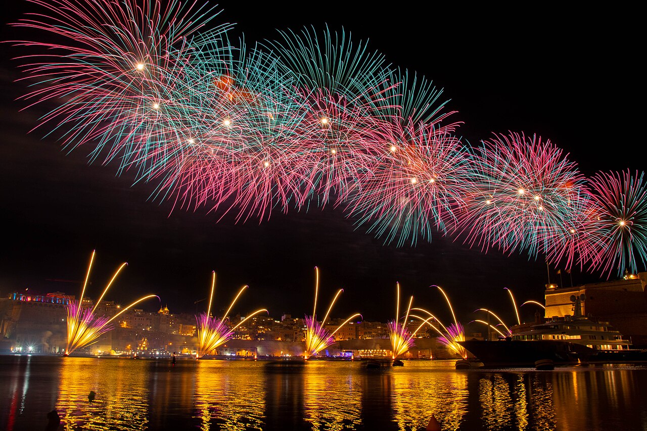 Fuochi d'artificio durante un festival nel porto di Valletta