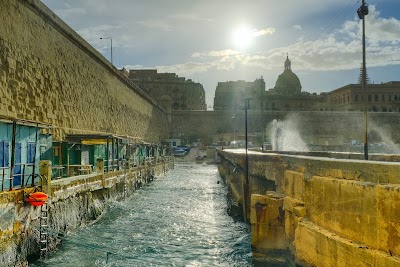 Cockneys-Valletta-Restaurant-4-1.jpg