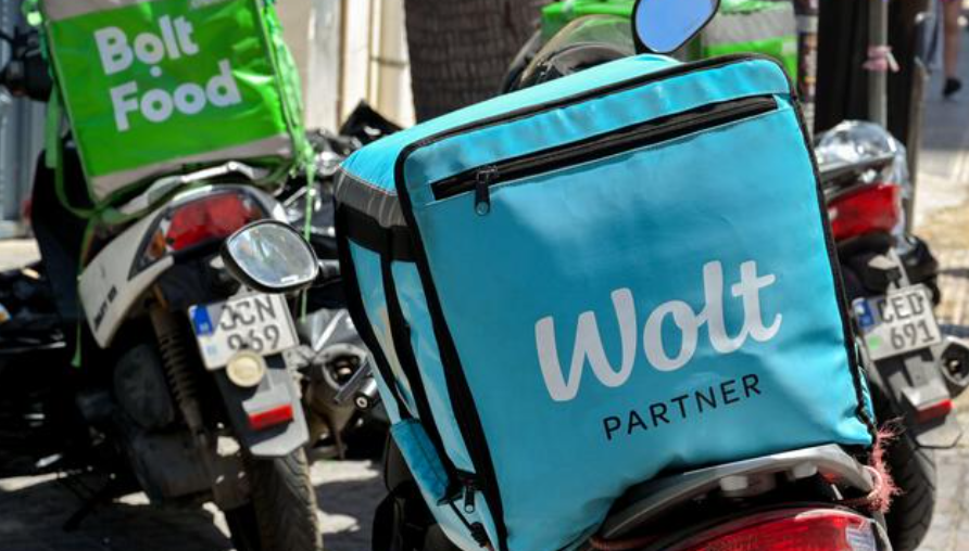 Food delivery couriers from Bolt and Wolt facing irregular employment challenges in the hospitality sector.